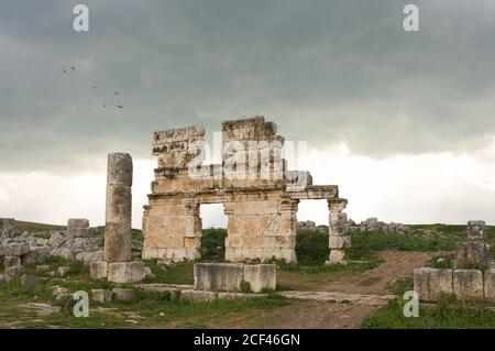 Apamea Syrien, alte Ruinen mit berühmten Kolonnade vor Schäden im Krieg Stockfoto