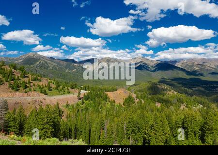Blick auf das Bergtal entlang der State Route 75 in Richtung Ketchum, Idaho Stockfoto