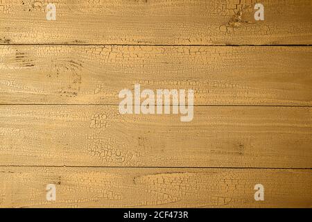 Sehr detaillierte alte natürliche Holzplanken mit Rissen in Honig Senf Farbe getönten. Texturierter Hintergrund mit Kopierbereich. Blick von direkt oben. H Stockfoto