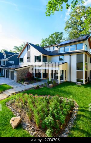 Einfamilienhaus mit Sonnenkollektoren auf dem Dach in Maryland USA MD Stockfoto