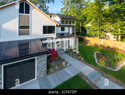 Einfamilienhaus mit Sonnenkollektoren auf dem Dach in Maryland USA MD Stockfoto