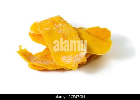 Haufen getrockneter Mangoscheiben auf weißem Hintergrund. Vorderansicht, Nahaufnahme Stockfoto