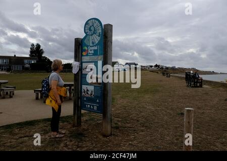 dame Tourist, die sich eine Touristeninformation in hampton-on-Sea anschaut Nahe herne Bay East kent uk september 2020 Stockfoto