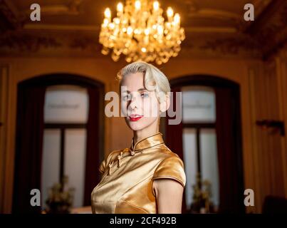 Hamburg, Deutschland. September 2020. Die Kabarettistin Lisa Eckhart wartet im Literaturhaus auf ihren Auftritt. Eckhart präsentiert ihren Debütroman 'Omama'. Quelle: Axel Heimken/dpa/Alamy Live News Stockfoto