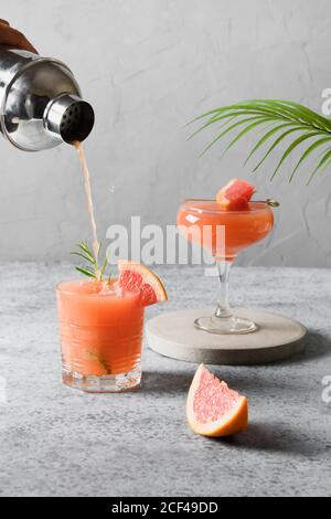 Gießen Grapefruit Cocktail in Glas. Vertikales Format. Stockfoto