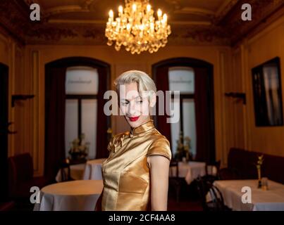 Hamburg, Deutschland. September 2020. Die Kabarettistin Lisa Eckhart wartet im Literaturhaus auf ihren Auftritt. Eckhart präsentiert ihren Debütroman 'Omama'. Quelle: Axel Heimken/dpa/Alamy Live News Stockfoto