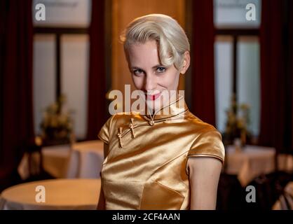 Hamburg, Deutschland. September 2020. Die Kabarettistin Lisa Eckhart wartet im Literaturhaus auf ihren Auftritt. Eckhart präsentiert ihren Debütroman 'Omama'. Quelle: Axel Heimken/dpa/Alamy Live News Stockfoto