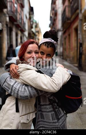 Inhalt multirassische Mädchen Freunde umarmen in engen Straßen Stockfoto