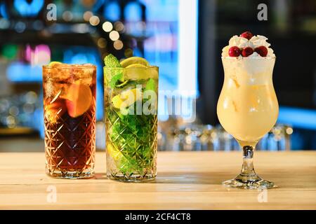 Klassische kalte Cocktails - Rum und Cola, Mojito und Pina Colada (Softfokus-Foto mit geringer Schärfentiefe) Stockfoto
