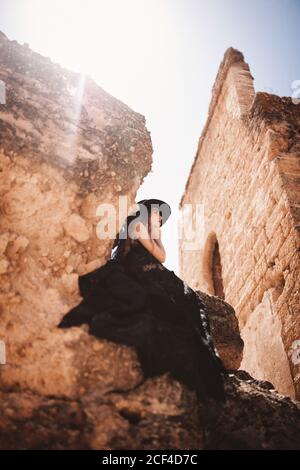 Schöne Frau in Ruinen der alten Burg Stockfoto