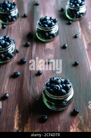 Schüssel mit reifen Blaubeeren Stockfoto