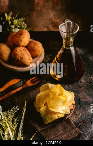 Pommes frites in die Tüte geben und Kartoffeln auf dem Tisch anbraten Stockfoto