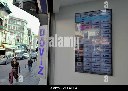 Istanbul, Türkei. September 2020. Eine Frau kommt an einer Tafel vorbei, auf der die Wechselkurse in Istanbul, Türkei, am 3. September 2020 angezeigt werden. Die türkische Lira fiel am Donnerstag auf ein Rekordtief gegenüber dem US-Dollar, da die offiziellen Daten eine erhöhte Inflation im August zeigten. Quelle: Osman Orsal/Xinhua/Alamy Live News Stockfoto