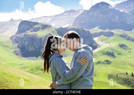 Romantisches Familienpaar In Den Bergen In Österreich Reisen Stockfoto