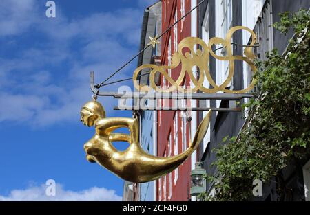 Golden Mermaid Schild am Havfruen Seafood Restaurant am Wasser In Nyhavn in Kopenhagen Stockfoto