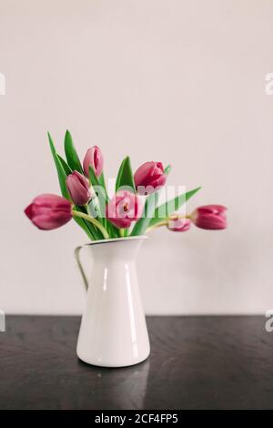 Rosa Tulpen in vase Stockfoto