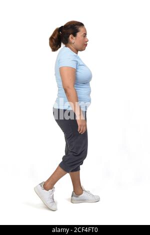 Seitenansicht einer Frau mit Sportkleidung, die auf weißem Hintergrund läuft, Stockfoto