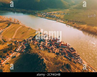 8/ märz/2020, ÖSTERREICH/ Durnstein, Luftdrohne Foto von schöner Burg in Durstein bei Sonnenuntergang. Stockfoto