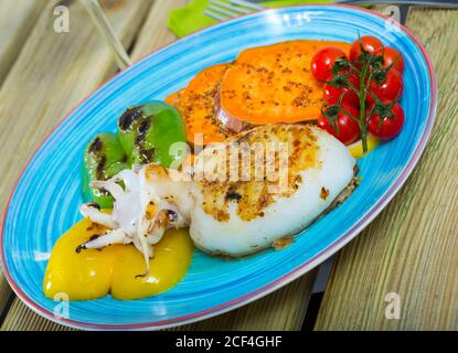 Fotografie der Platte mit Sepia auf einem Grill gebraten mit Paprika, gekochte batat und Honig-Senf-Soße im Restaurante. Stockfoto