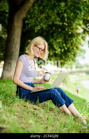 Mädchen Laptop im Freien. Warum Mitarbeiter im Freien arbeiten müssen. Im Freien zu sein, setzt Arbeiter frischer Luft und Umweltveränderungen aus, die glücklich und gesund auf körperlicher und emotionaler Ebene machen. Stockfoto