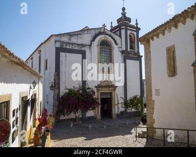 Innenhof der mittelalterlichen Kirche St. Peter´s - Bezirk Leiria - Óbidos, Portugal Stockfoto