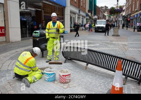 Windsor, Berkshire, Großbritannien. September 2020. Die Auftragnehmer haben heute eine Reihe von Bänken in der Peascod Street in Windsor entfernt, um aufgrund der Coronavirus-Pandemie mehr Raum für soziale Distanzierungen zu schaffen. Die Zahl der positiven Fälle im Royal Borough of Windsor und Maidenhead steigt weiter an. Quelle: Maureen McLean/Alamy Live News Stockfoto