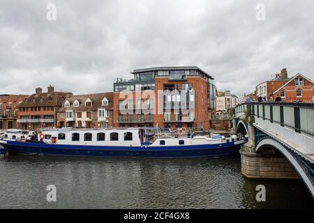 Windsor, Berkshire, Großbritannien. September 2020. Die große Barge des Magna Carta Hotels quetscht sich unter die Windsor Bridge auf der Themse, während die Gäste während der Coronavirus-Pandemie an Bord ihre Freizeit verbringen. Quelle: Maureen McLean/Alamy Live News Stockfoto