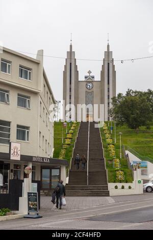 Akureyri, Island - 25. August 2015: Blick auf Akureyrarkirkja, EINE stattliche lutherische Kirche auf einem Hügel mit Buntglasfenstern und einer großen Orgel. Stockfoto