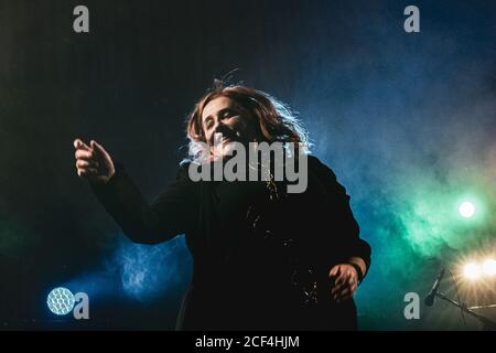 Liverpool, England, Großbritannien. Mary Coughlan singt live im Liverpool Fliadh am 8. Juli 2019. Hier sieht man sie vor Freude springen. Mary Coughlan ist eine international gefeierte Sängerin. Ihre Samtstimme durchstreift faszinierend zwischen Jazz, Blues, Folk und Rock. Publikum und Kritiker verbinden sich mit ihren authentischen emotionalen und innigen Darstellungen. Am 4. September 2020 veröffentlicht sie ihr 16. Album Live Stories auf Hail Mary Records. Stockfoto