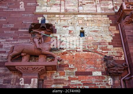 St. George Kampf gegen einen Drachen, Außenwand, Reiterstatue, Münster Fassade, Reformierte evangelische Kirche, altes religiöses Gebäude, ehemalige katholische Ca Stockfoto