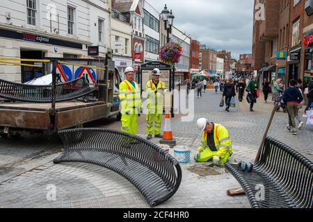 Windsor, Berkshire, Großbritannien. September 2020. Die Auftragnehmer haben heute eine Reihe von Bänken in der Peascod Street in Windsor entfernt, um aufgrund der Coronavirus-Pandemie mehr Raum für soziale Distanzierungen zu schaffen. Die Zahl der positiven Fälle im Royal Borough of Windsor und Maidenhead steigt weiter an. Quelle: Maureen McLean/Alamy Live News Stockfoto