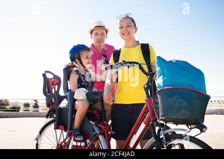 Familie Reiten Fahrrad Draußen. Glückliche Menschen Beim Sport Stockfoto