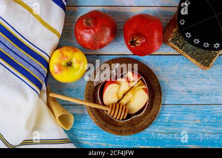 Rosch Haschanah mit Glas Honig jar und frische reife Äpfel. Jewesh neues Jahr Symbole Schofar und tallit Stockfoto