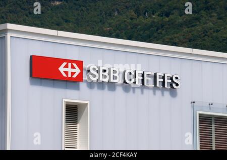 Melide, Tessin, Schweiz - 18. August 2020 : Blick auf die Beschilderung SBB / CFF / FFS (Schweizerische Bundesbahnen), die an einem Gebäude in Melide hängt, Stockfoto