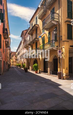Typisches buntes Gebäude in einer engen Kopfsteinpflasterstraße in Mondovi, Cuneo, Piemont Stockfoto