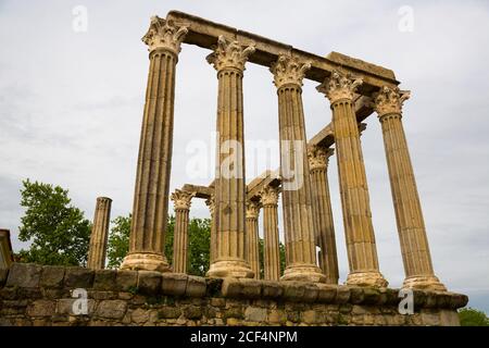 Ansicht von unten auf das berühmte römische Tempel von Evora, Portugal Stockfoto