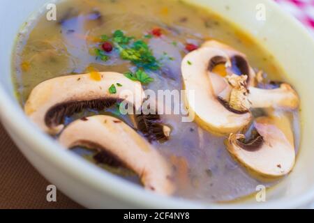 Creme-Suppe mit Pilzen in Schüssel weiß Stockfoto