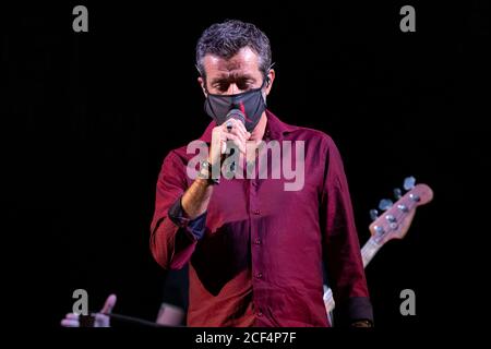 Casertavecchia, Italien. September 2020. Der Singer-Songwriter Daniele Silvestri im Konzert in Casertavecchia für die Veranstaltung 'Settembre al Borgo 2020'.im Bild: Daniele Silvestri (Foto von Gennaro Buco/Pacific Press/Sipa USA) Quelle: SIPA USA/Alamy Live News Stockfoto