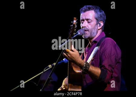 Casertavecchia, Italien. September 2020. Der Singer-Songwriter Daniele Silvestri im Konzert in Casertavecchia für die Veranstaltung 'Settembre al Borgo 2020'.im Bild: Daniele Silvestri (Foto von Gennaro Buco/Pacific Press/Sipa USA) Quelle: SIPA USA/Alamy Live News Stockfoto