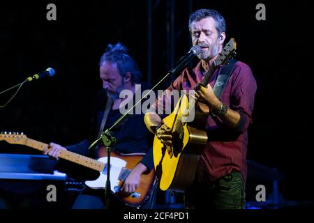 Casertavecchia, Italien. September 2020. Der Singer-Songwriter Daniele Silvestri im Konzert in Casertavecchia für die Veranstaltung 'Settembre al Borgo 2020'.im Bild: Daniele Silvestri (Foto von Gennaro Buco/Pacific Press/Sipa USA) Quelle: SIPA USA/Alamy Live News Stockfoto