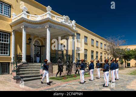 Soldaten führen die Schlüsselzeremonie vor der Residenz des Gouverneurs und vier Statuen, den „Königen des Schlosses“, im Schloss der Guten Hoffnung, Kapstadt, durch Stockfoto