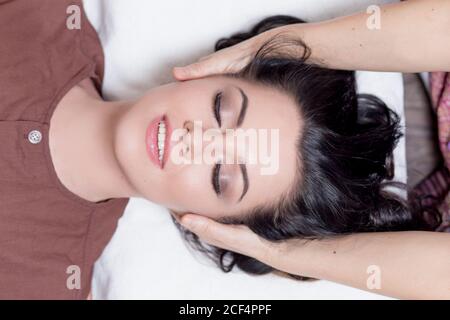 Asiatische Masseur tun thai Kopf massage für kaukasische Frau in Spa-Salon Stockfoto