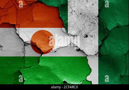 Flaggen von Niger und Nigeria auf rissige Wand gemalt Stockfoto
