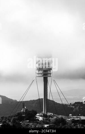 Landschaft von TV-Turm Torre de Collserola mit Nebel in Barcelona am bewölkten Tag Stockfoto