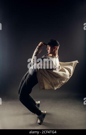 Eine schöne junge Hip Hop Tänzer tanzen zeitgenössischen urbanen Street Dance in leeren klare graue Wand Hintergrund Konzept. Stockfoto