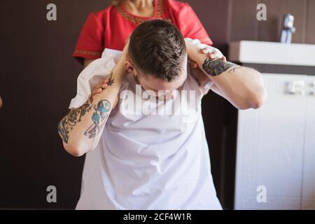 Thai Masseur tun Massage für europäischen Mann im Spa-Salon Stockfoto