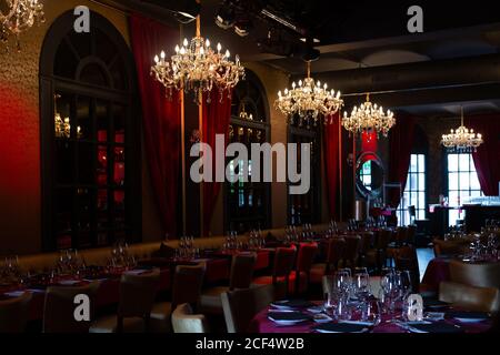 Serviert Tabellen im Bankettsaal des luxuriösen Restaurant Stockfoto