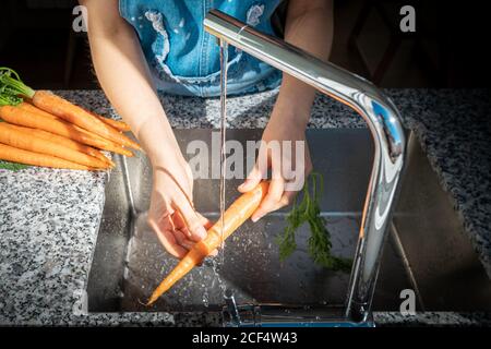 Selbstbewusste asiatische weibliche Unternehmerin auf der Straße in der Nähe stehen Städtisches Gebäude und Blick auf die Kamera Stockfoto