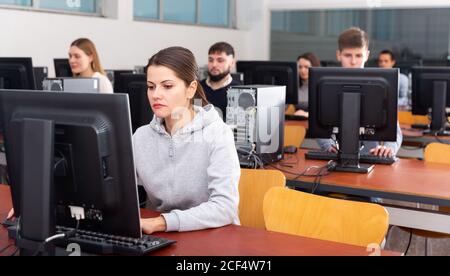 Portrait von weiblichen und männlichen Studenten arbeiten an Computern in Schulungsraum Stockfoto