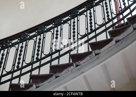 Vintage geschmiedete Baluster einer Wendeltreppe von unten, schöne Leiter Fechten Stockfoto